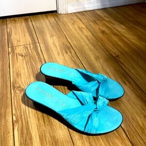 Italian Shoemakers made in Italy, beautiful turquoise blue sandals size 10W.